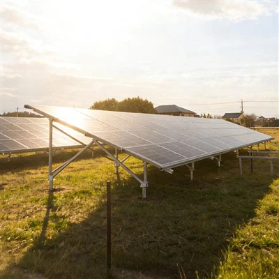 Sistema di montaggio a terra per pannelli solari